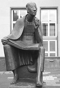 Albertus Magnus, Bronzestatue von Gerhard Marcks vor der Universität Köln (Foto: Joachim Rönneper)