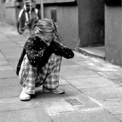 Vor meiner Haustür – Kind betrachtet Stolpersteine